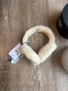 UGG Sheepskin Bluetooth Earmuffs Chestnut/Cream Wireless Headphones BNWT in box